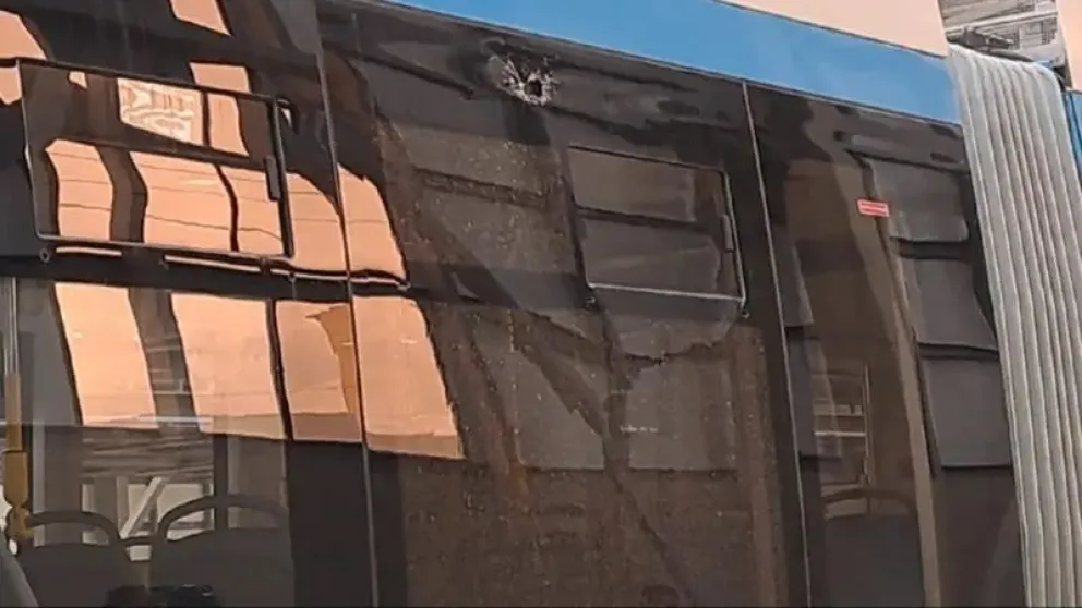 Vidrio de tren dañado por una pedrada. FOTO: Red Uno