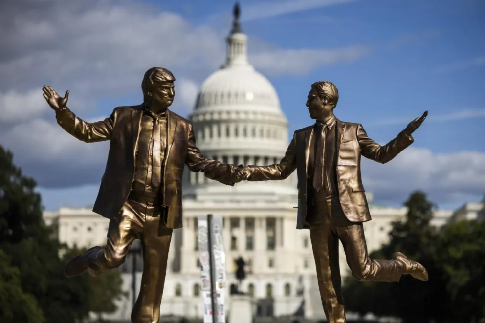 Una estatua de Trump y Epstein frente al Capitolio en Washington. Foto: EFE