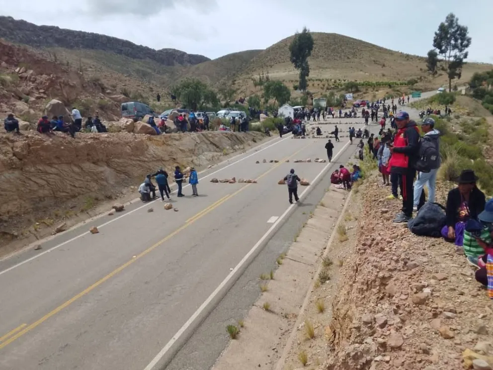 Uno de los bloqueos que se mantiene activo en Sucre. Foto: RKC