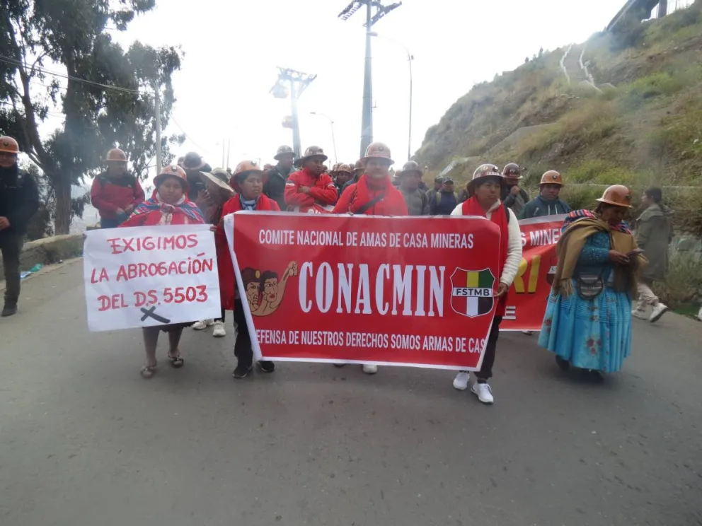 Las protestas de la COB el lunes en La Paz. Foto: FDTFLP