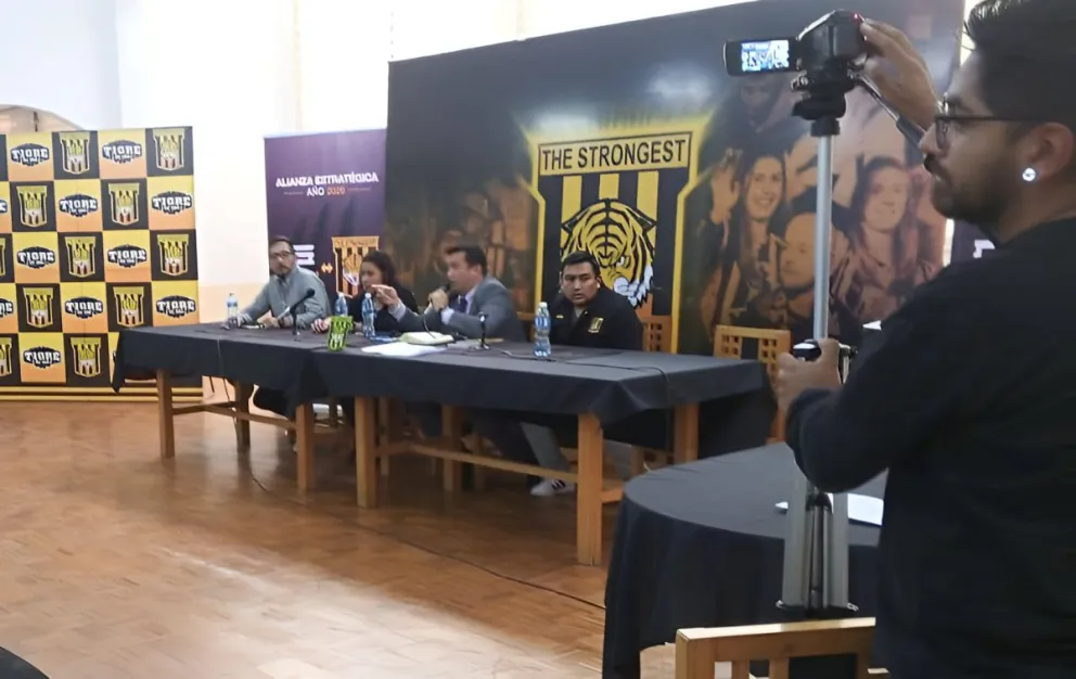 El presidente Daniel Terrazas junto a los miembros de su directorio en el Complejo de Achumani.