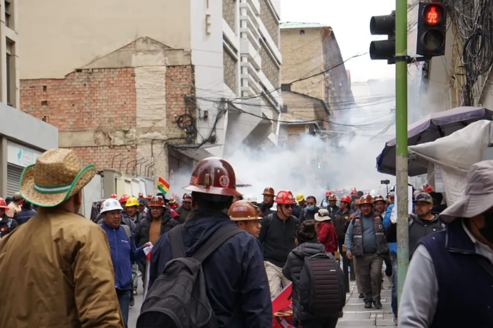 Mineros en medio de los gases lacrimógenos en el centro de La Paz. Fotos: APG