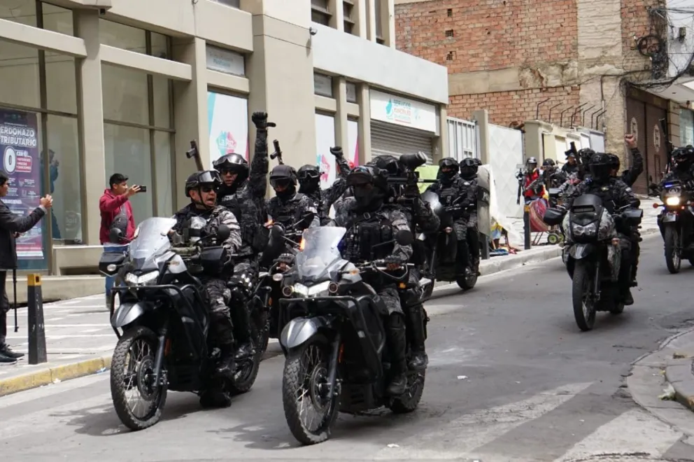 Policías en el centro de La Paz ayer martes, durante las protestas. Foto: APG