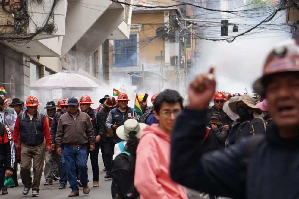 La marcha de la COB este martes en el centro de La Paz. Foto: APG 