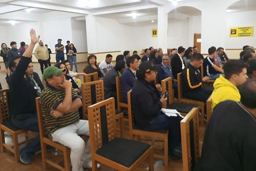 Los asistentes a la fallida Asamblea Extraordinaria de The Strongest.