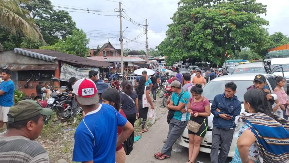 Choferes de transporte libre del trópico de Cochabamba bloquearon desde el lunes el sector de Cruce del Castillo, en Villa Tunari (Cochabamba). Foto: Unitel