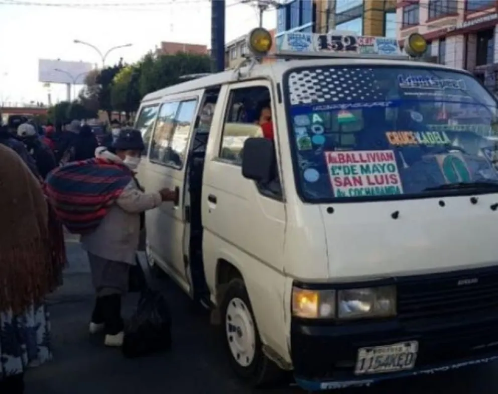 Una fotografía referencial del transporte público en la ciudad de El Alto. Foto: APG 