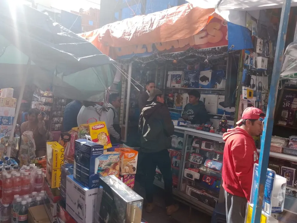 Clientes consultan precios en un puesto del mercado Huyustus. FOTO: Jorge Soruco / Visión 360