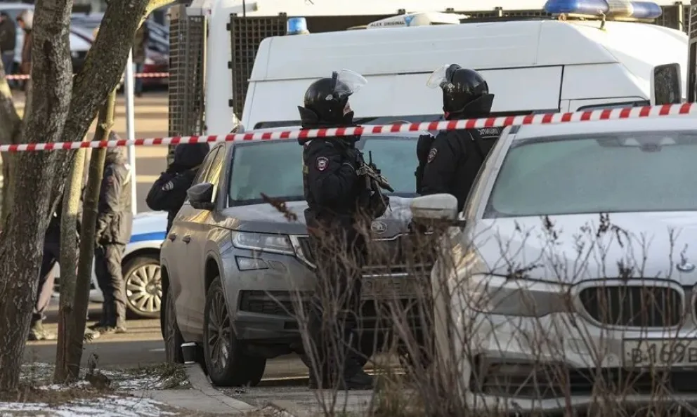 Policías rusos tras un ataque con bomba contra un vehículo de una patrulla de tránsito. Foto: EFE