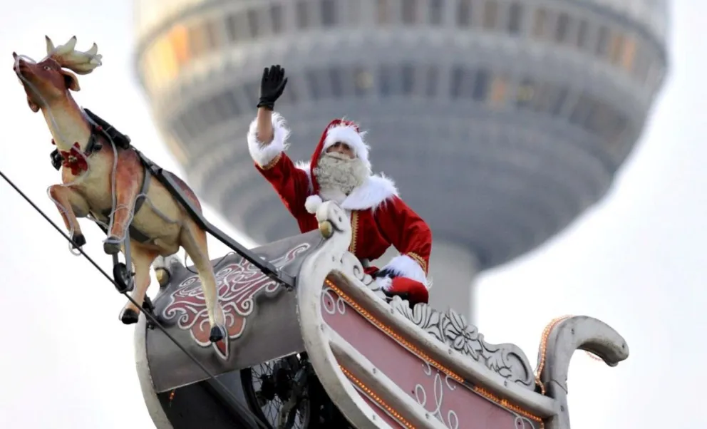 Santa Claus en su viaje mientras atraviesa Berlín. Foto: EFE