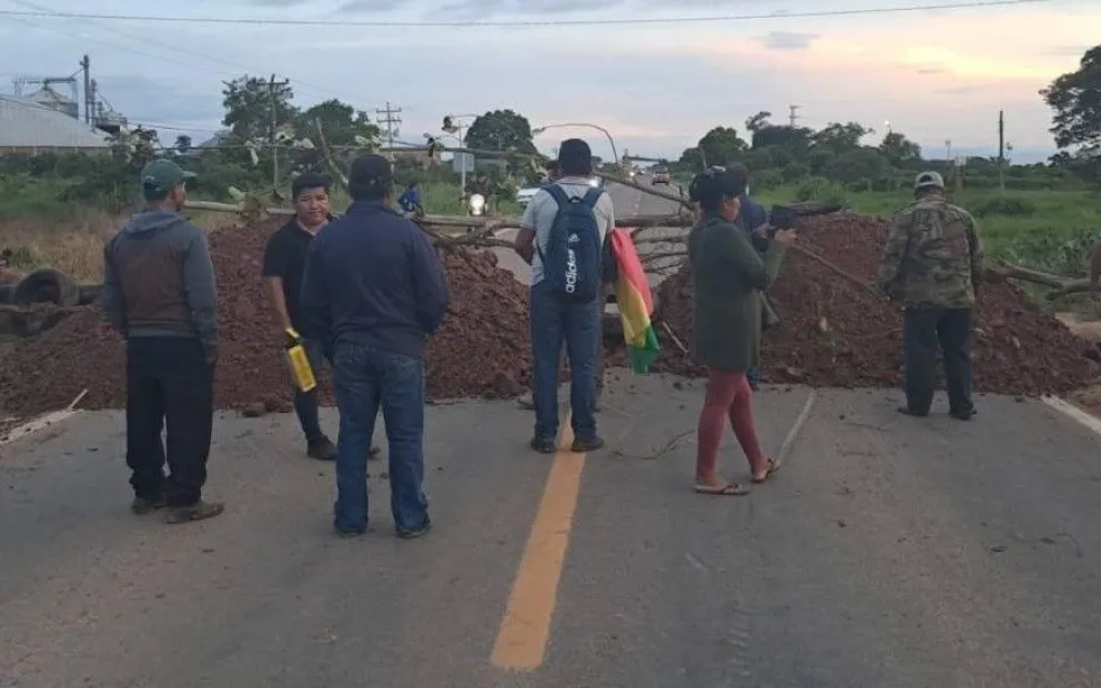 Uno de los puntos de bloqueo instalado en San Julián. Foto: Panorama Informativo Trinidad