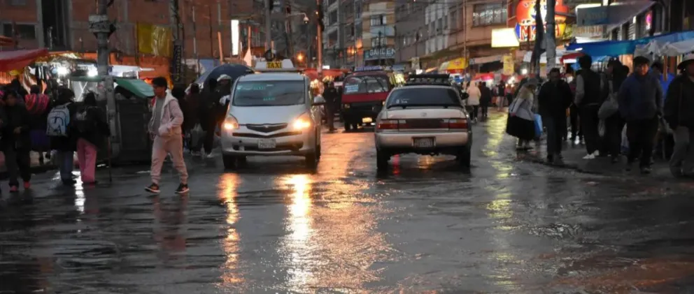 Lluvia deja calles anegadas en la ciudad de La Paz. Foto: Ilustrativa / APG