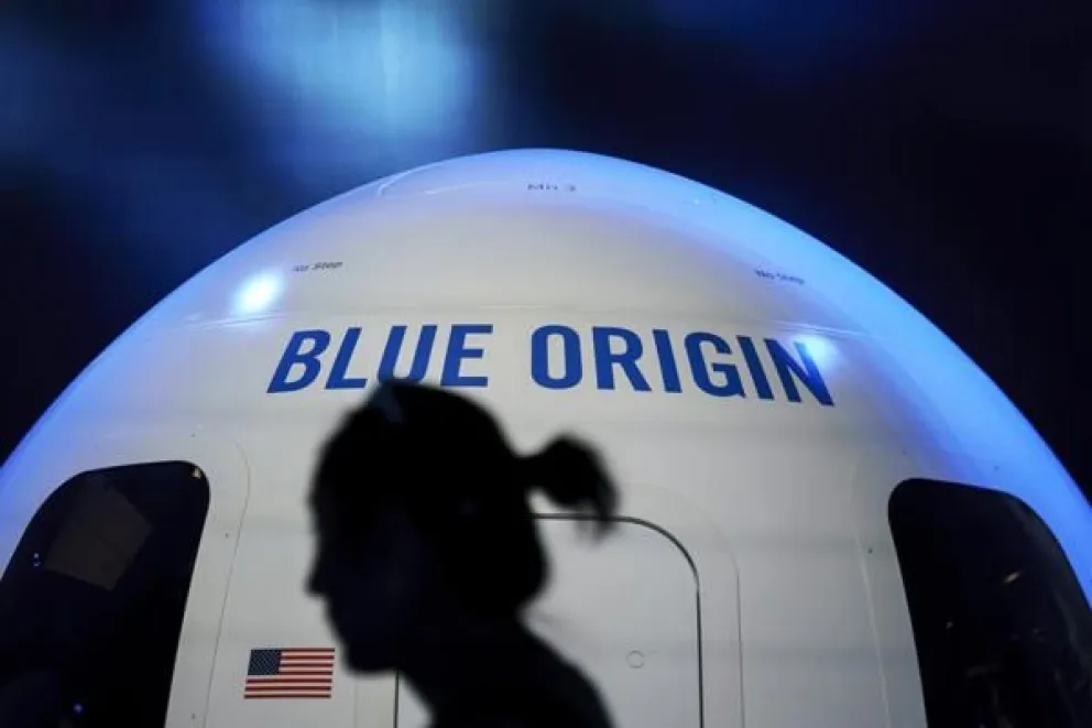 Fotografía de archivo del 4 de agosto de 2025 que muestra a una persona caminando junto a una cápsula de Blue Origin. EFE/ Will Oliver
