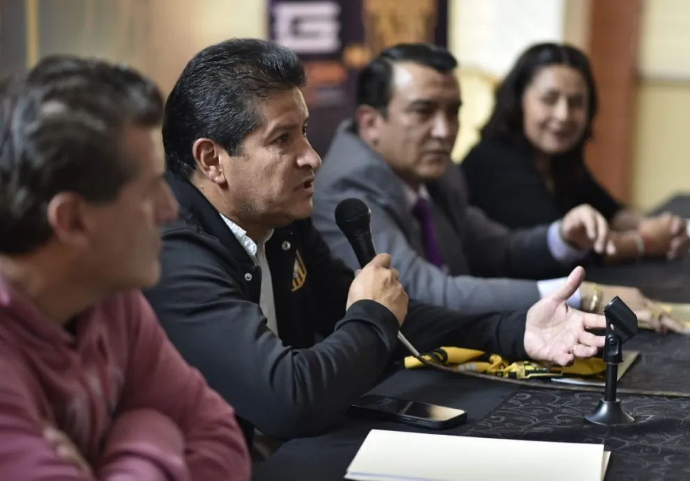 El técnico de The Strongest, Eduardo Villegas, junto a la dirigencia del club. Foto: Agencia Marka Registrada