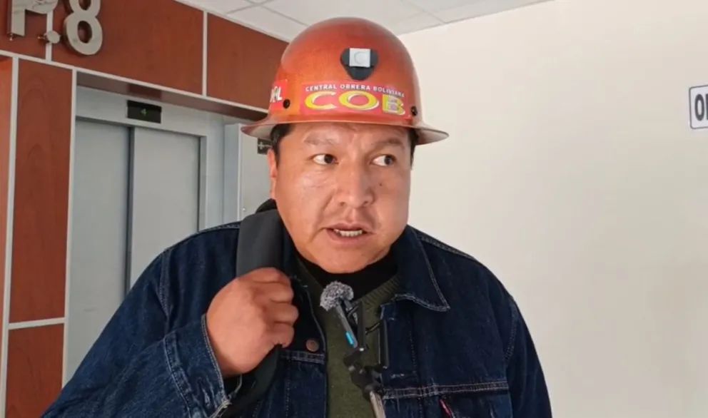 El ejecutivo de la COB, Mario Argollo, anuncia que continuaran las movilizaciones en La Paz.