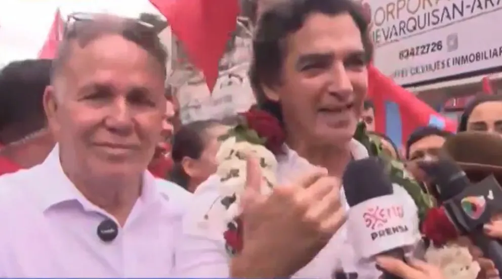 Saavedra habla con los medios tras presentar su candidatura. Foto: Captura de video