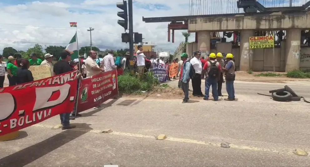 El punto de bloqueo instalado en la carretera a Warnes. Foto: captura video. 