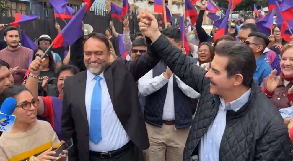 Sergio Rodríguez y Manfred Reyes Villa, minutos antes de presentar su candidatura. Foto: Captura Video
