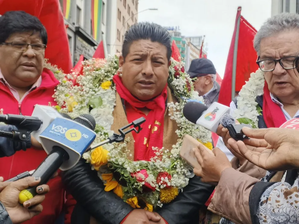 Santos Quispe con los candidatos a las alcaldías de El Alto y La Paz. Foto: Captura de video