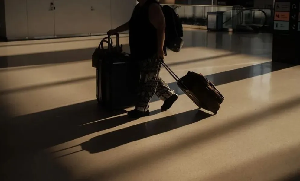 Una persona transita por el Aeropuerto Internacional de Newark, en Nueva Jersey, el 24 de diciembre de 2025. Foto: EFE