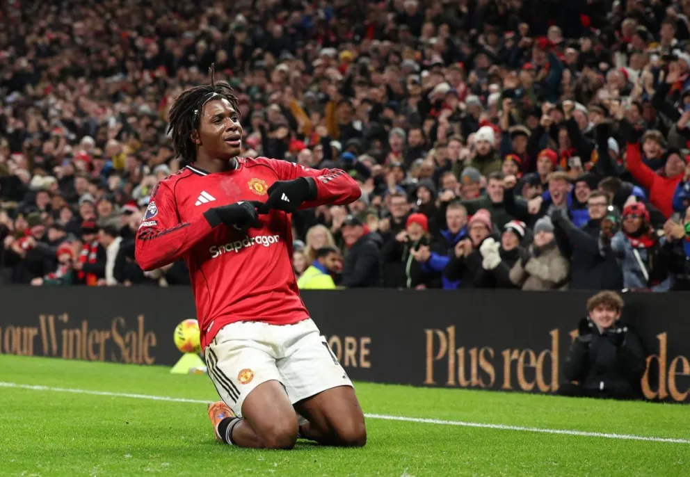 Dorgu, del Manchester United, celebra su gol de la victoria. Foto: EFE.