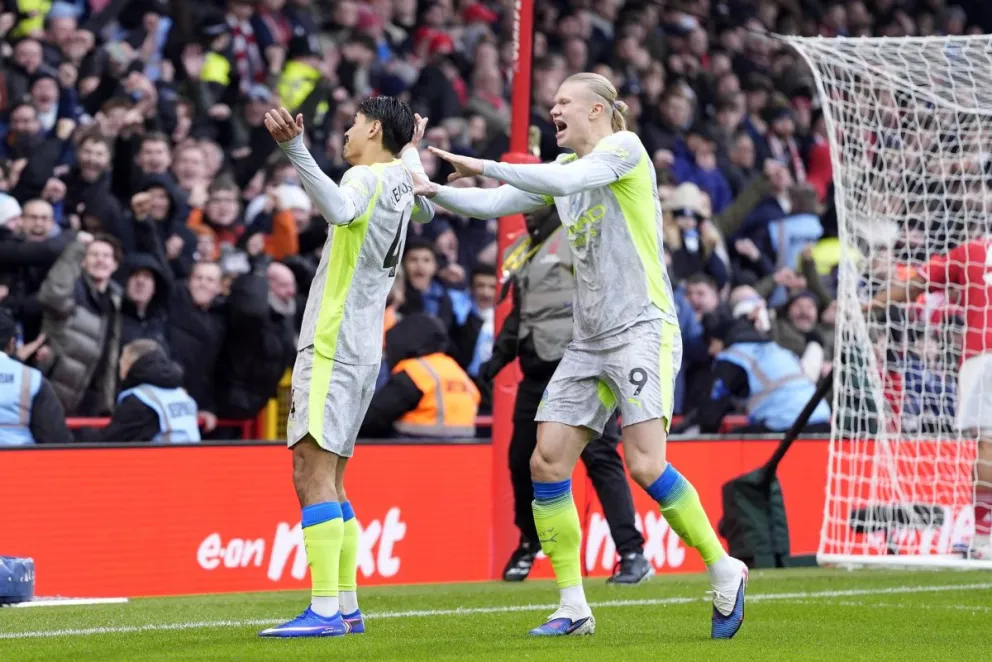 Tijjani Reijnders, del Manchester City, celebra su gol con Erling Haaland. Foto: EFE