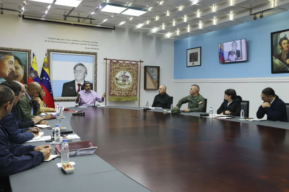 Fotografía cedida por el Palacio de Miraflores del presidente de Venezuela, Nicolás Maduro (c), hablando durante una reunión de gobierno este viernes, en Caracas (Venezuela). Foto: EFE