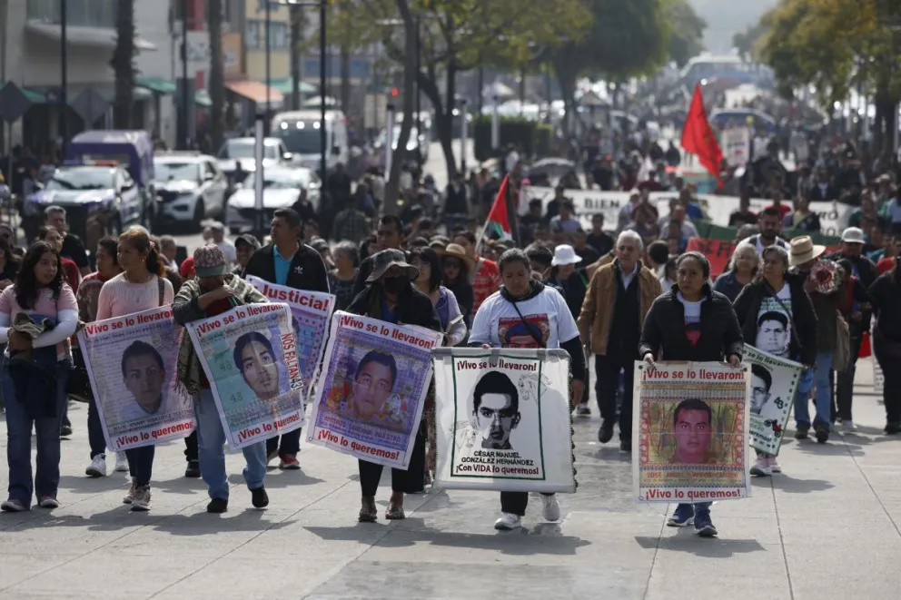 Familiares y compañeros de los 43 estudiantes de Ayotzinapa desaparecidos participan en una peregrinación este viernes en la Basílica de Guadalupe, en Ciudad de México (México). Foto: EFE