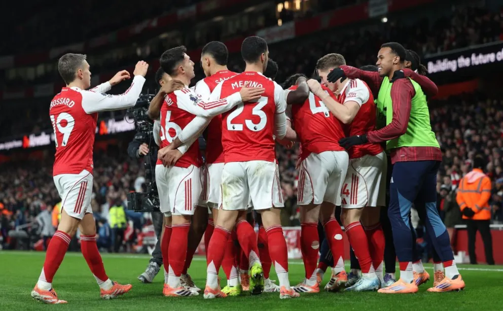 Los jugadores del Arsenal celebran el segundo gol del compromiso. Foto: EFE