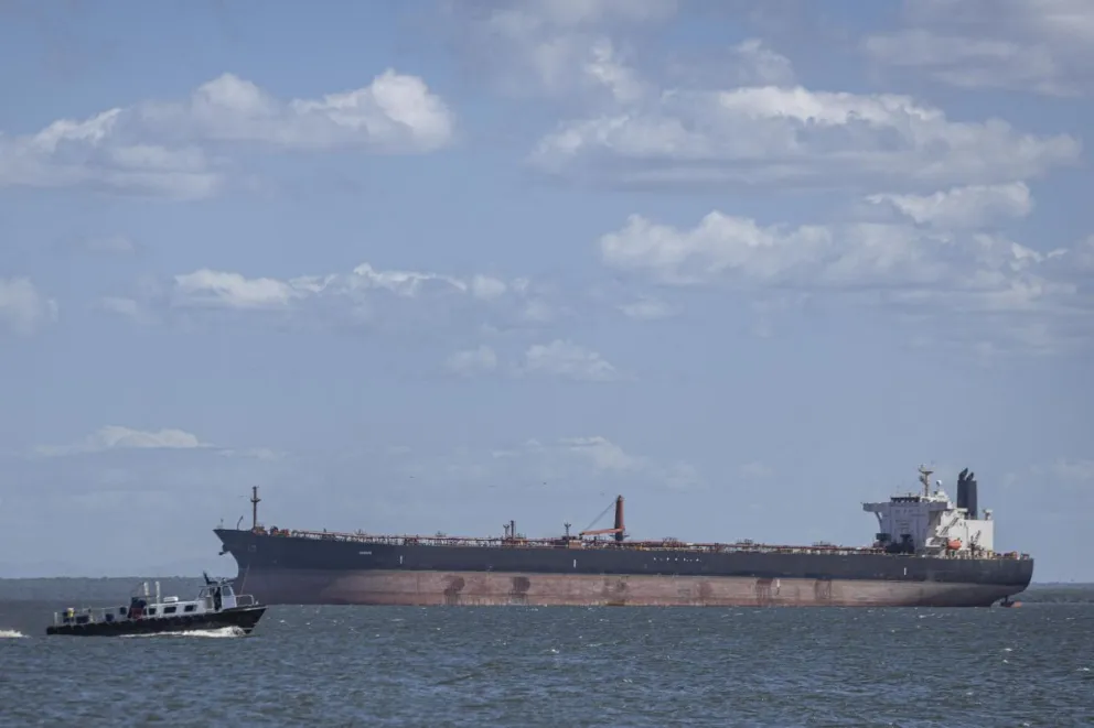 Fotografía del 18 de diciembre del 2025 donde se observa un buque petrolero en el Lago de Maracaibo (Venezuela). Foto: EFE