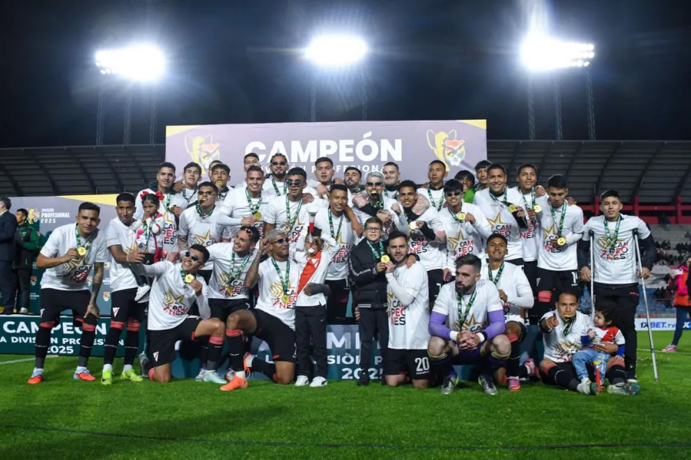 El festejo de los millonarios luego de haber conseguido su cuarta estrella en Villa Ingenio. Foto. CAR