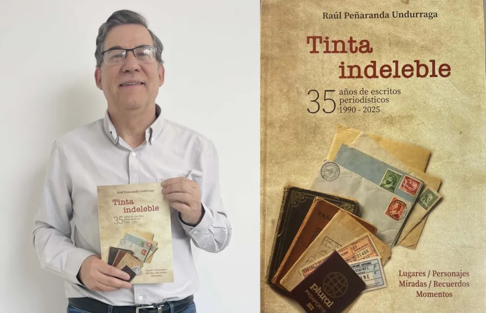 Raúl Peñaranda Undurraga y la portada del libro Tinta indeleble. Foto Ignacio Vera de Rada