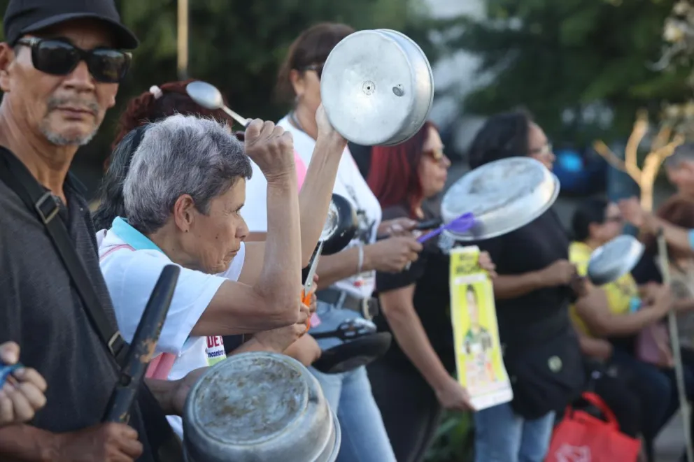 Personas participan de una protesta denominada 'Cacerolazo por otra Navidad Negra' este sábado, en San Salvador (El Salvador). Foto: EFE