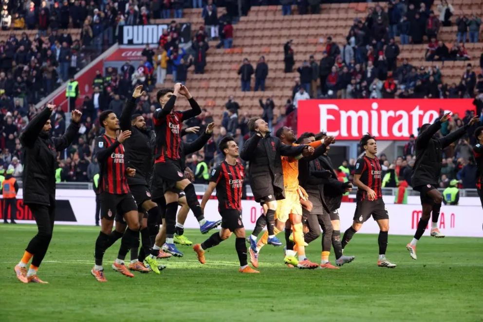 Los jugadores del AC Milan celebran con sus seguidores la victoria sobre el Hellas Verona en el estadio Giuseppe Meazza. Foto: EFE