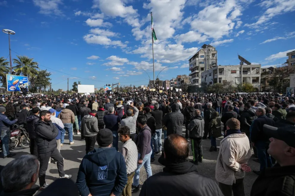 Latakia (Siria), miembros de la comunidad protestan por el atentado del viernes en una mezquita alauita en la ciudad de Homs. Foto: EFE