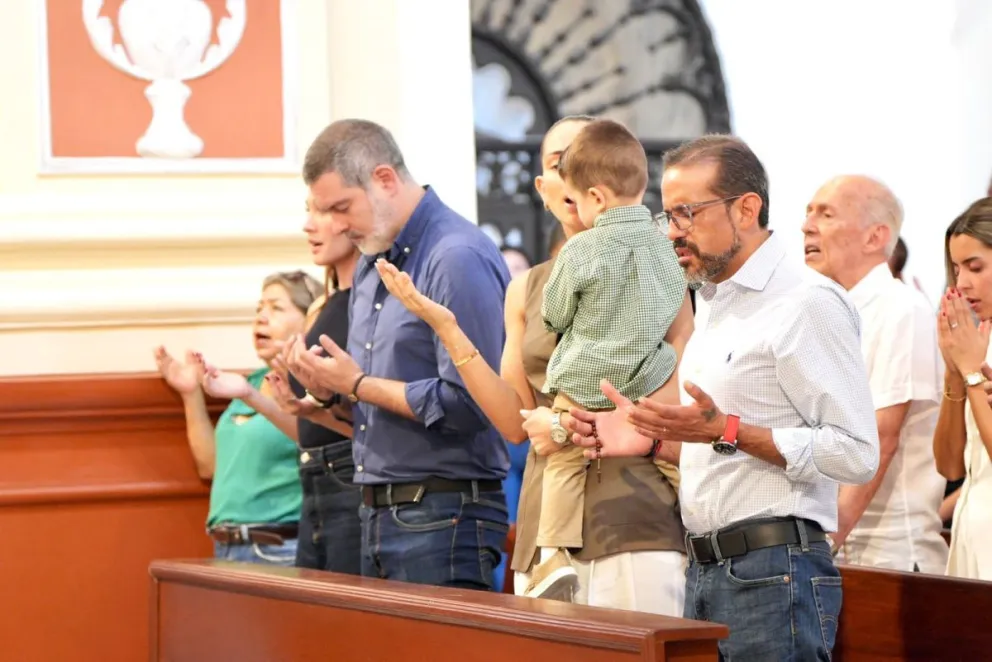 Luis Farnando Camacho en misa. Foto: Creemos