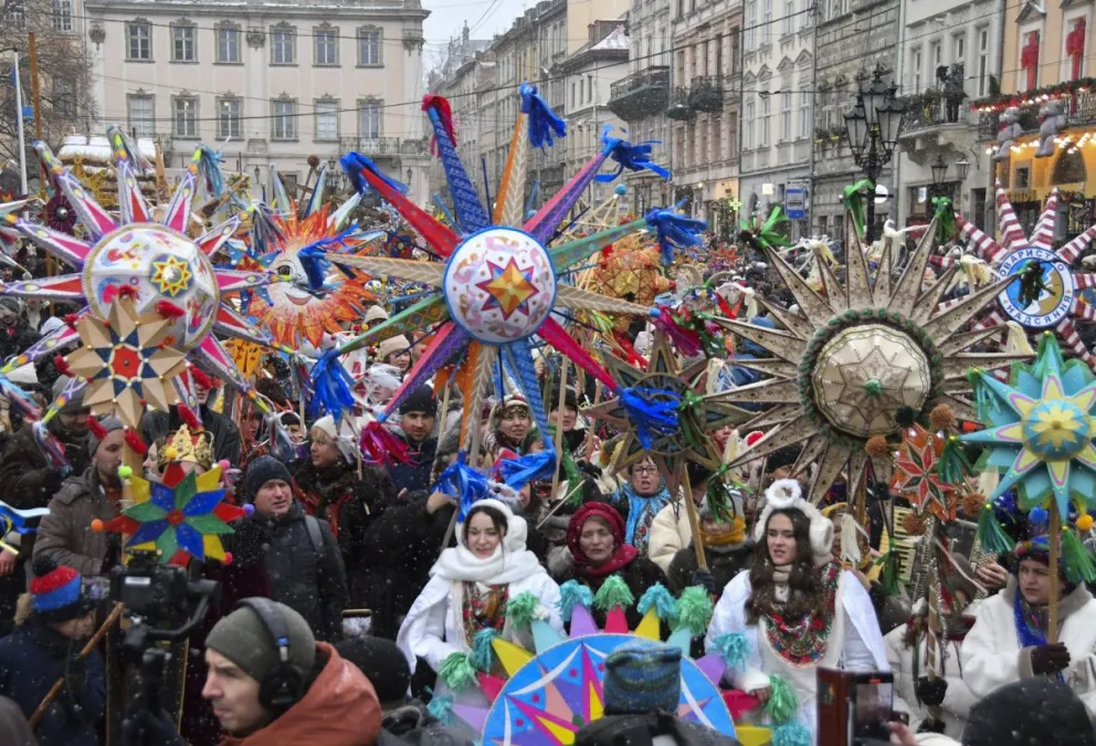 Los ucranianos encuentran unidad y esperanza en los villancicos y otras tradiciones mientras continúan las celebraciones navideñas en medio de los ataques rusos. Foto: EFE