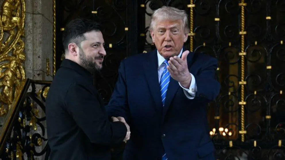 La reunión entre el presidente de EE.UU., Donald Trump, y su homólogo de Ucrania, Volodímir Zelenski, inició este domingo con un apretón de mano a la entrada de Mar-a-Lago, la residencia de Trump en Palm Beach.