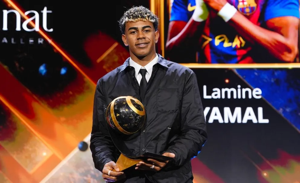 Lamine Yamal con uno de los trofeos que recibió en los premios Globe Soccer 2025. Foto: globesoccer.com