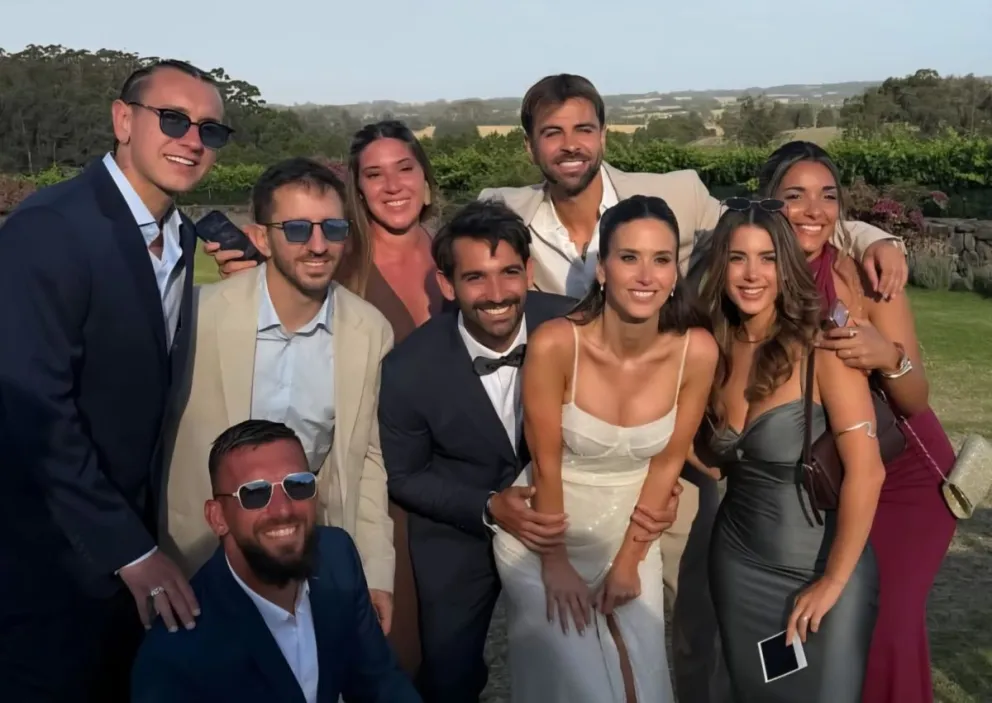 Cauteruccio (centro) con su esposa y compañeros de la Academia. Foto: Redes Sociales.