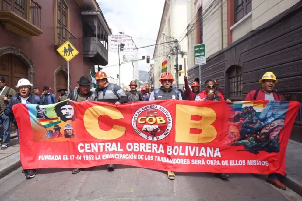La marcha de la COB, este lunes en La Paz. Foto: APG