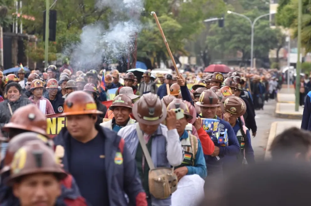 La marcha de protesta de la COB, este lunes en La Paz. Foto: APG