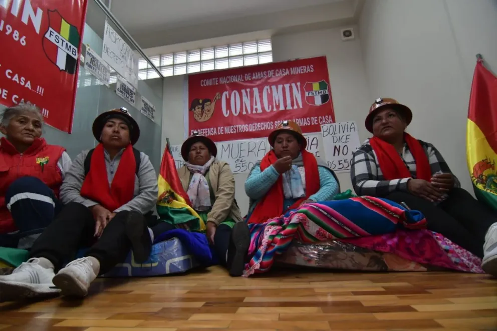 El primer piquete de huelga de la COB en la FSTMB. Fotos: APG