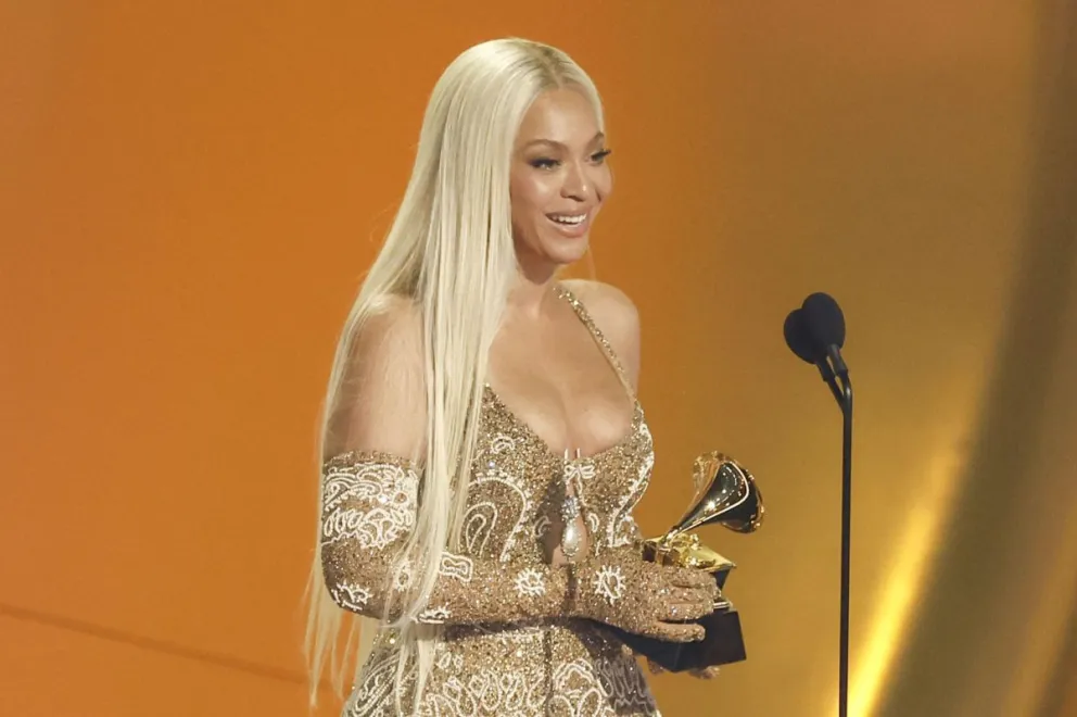Beyoncé recibe el Grammy en febrero de este año. Foto: EFE