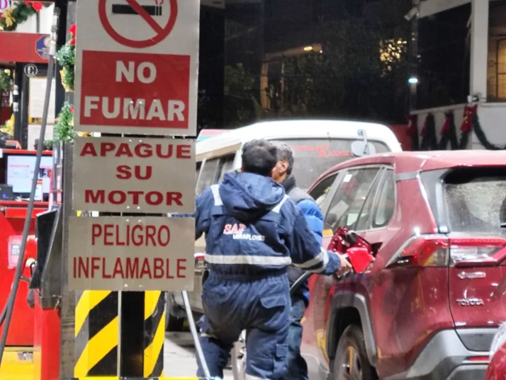 Usuarios en una estación de combustible. Foto: Paulo Lizárraga A. / Visión 360