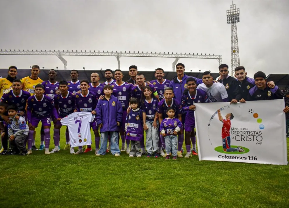 El elenco que consiguió el ascenso y que tendrá muchos cambios para 2026. Foto: CRP