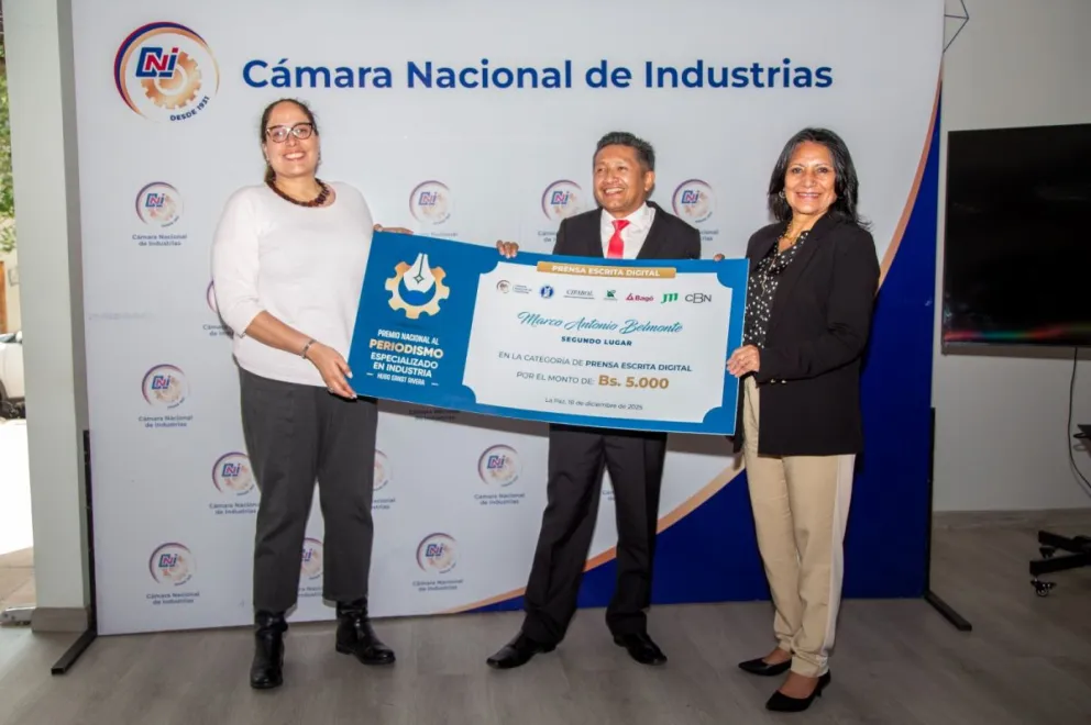 Sonia Soruco, gerente de de la CNI, y Zulema Alanes, presidenta de ANP, entregan el premio a Marco Belmonte. FOTO: CNI