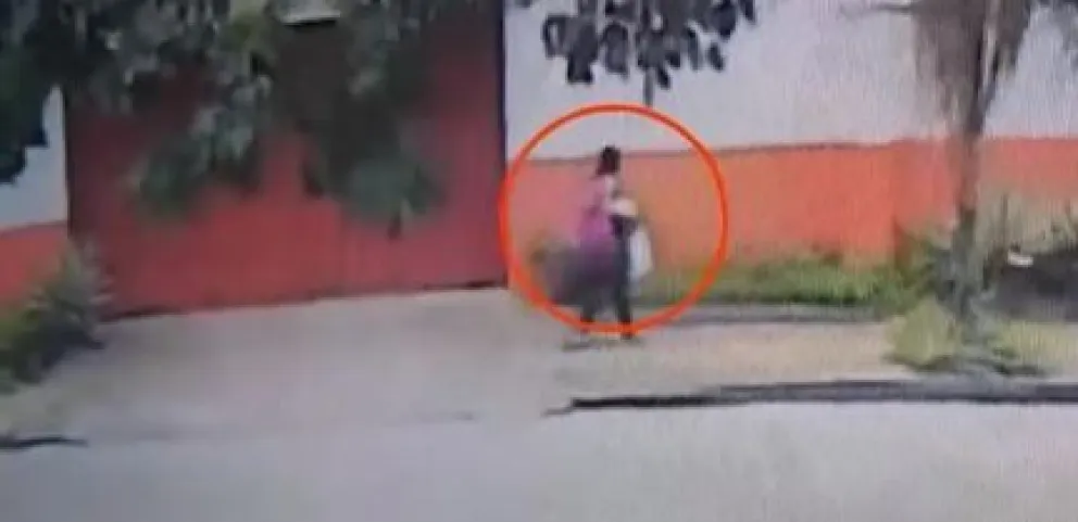 Captura de video del momento en el que una mujer abandona a una bebé en Santa Cruz este lunes. Foto: Captura de video / Red Uno 