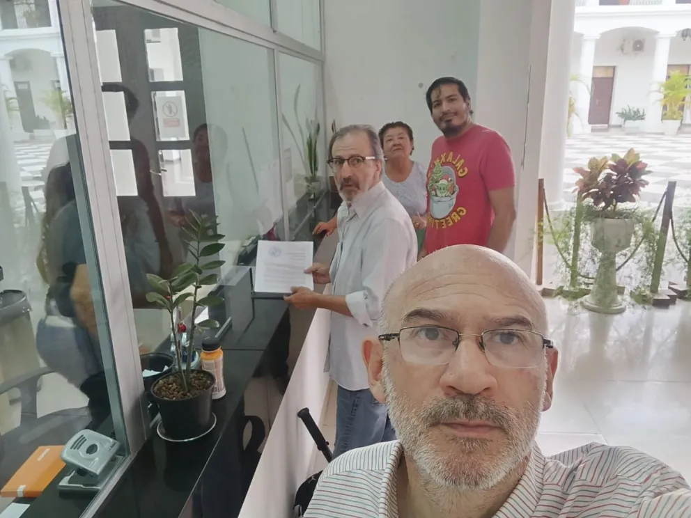 Los autores entregan la carta. FOTO: Facebook de Homero Carvalho