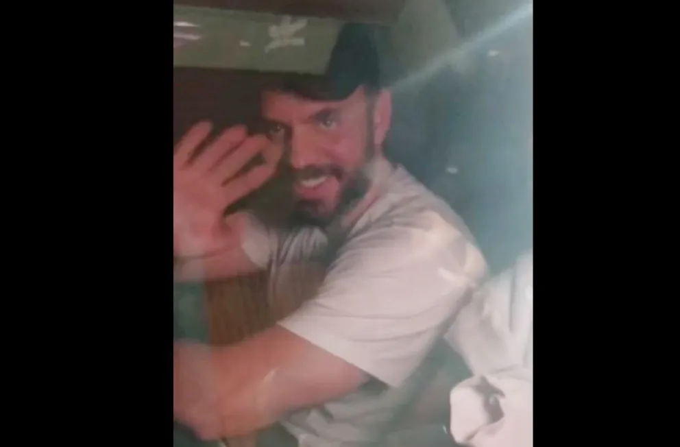 El exministro Eduardo Del Castillo saluda desde dentro de un vehículo de la Policía. Fuente: Captura de la red DTV